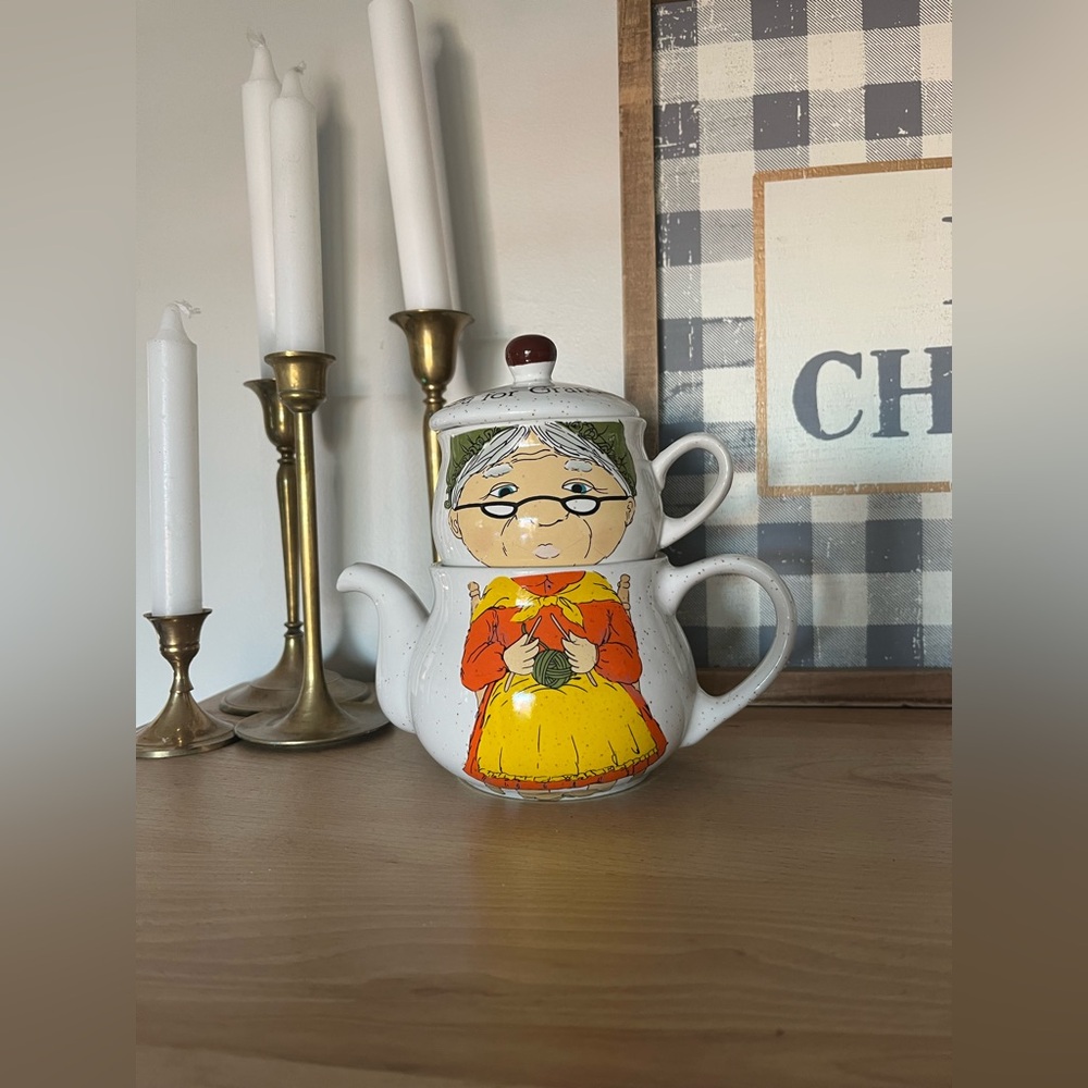 Charming Vintage Grandma Teapot & cup set